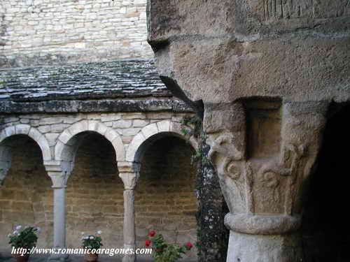 CAPITEL DEL ALA OESTE. AL FONDO ALA SUR Y TEMPLO